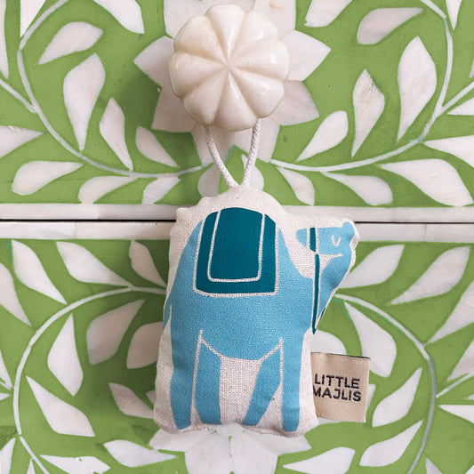 زينة معلقة على شكل جمل بدوي