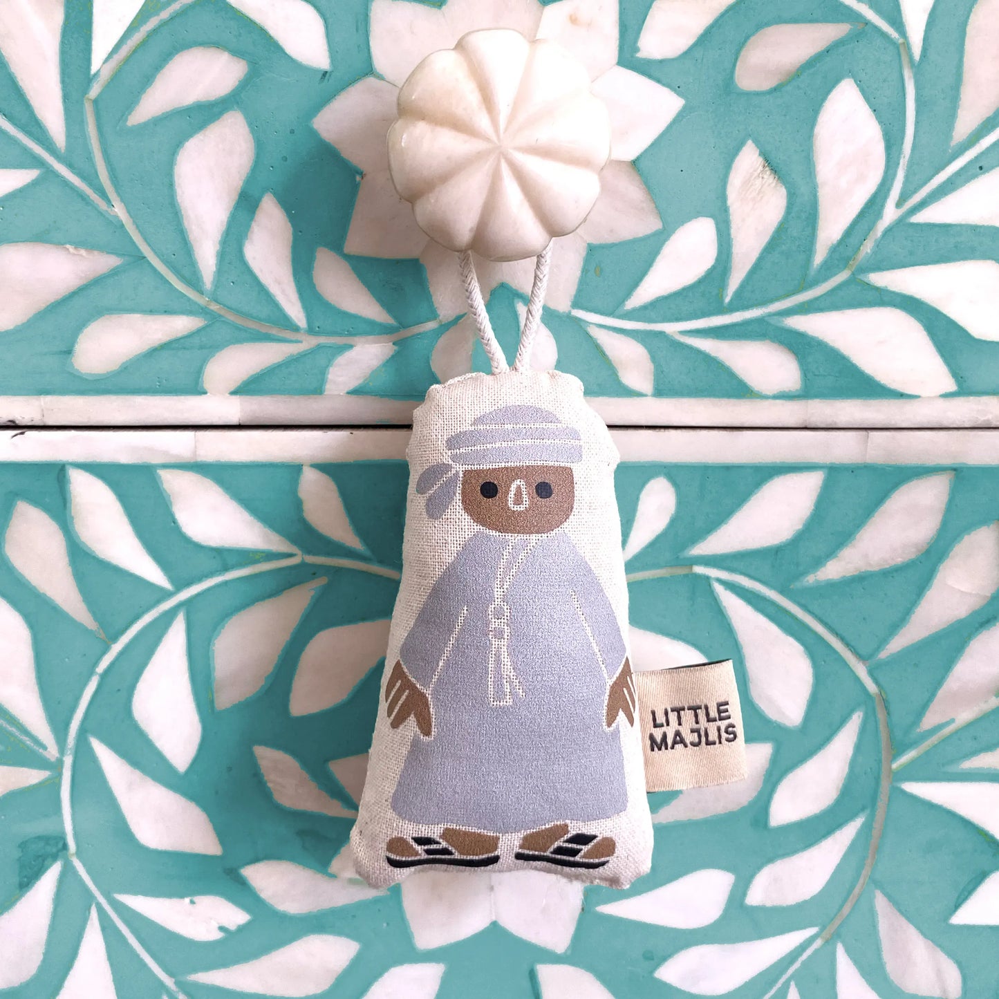 زينة معلقة، طفل إماراتي