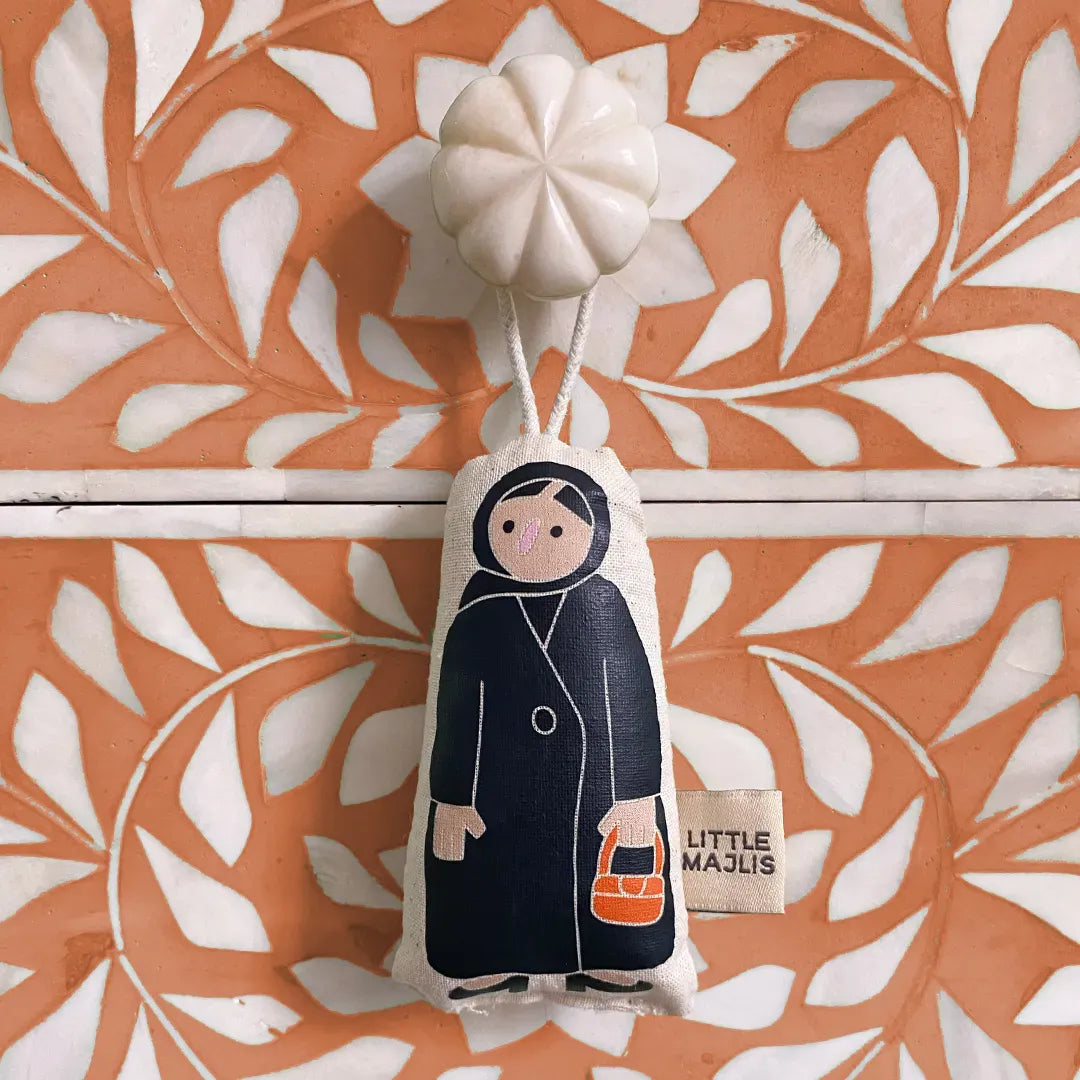 زينة معلقة، سيدة إماراتية